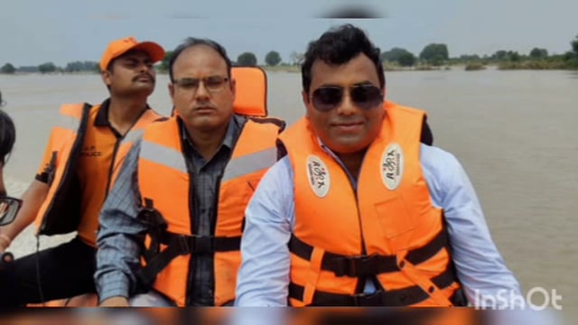 महावन तहसील के प्रशासनिक अधिकारियों में लेखपालों की लगाई बाढ़ प्रभावित क्षेत्र में रात सामग्री का वितरण किया 