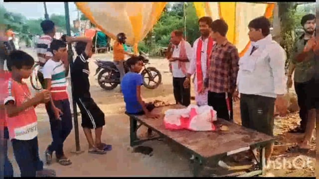 बाढ़ पीड़ित लोगों को बाटी समाजसेवी पीयूष धनगर ने राहत सामग्री