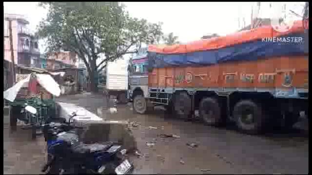 व्यस्थ चौमुखी सड़क पर शासन का कब तक जायेगा ध्यान; पुछ रहे हैं आम आवाम