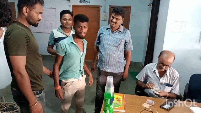 सूरजगढ़ा थाने पुलिस के द्वारा एक शराब तस्कर को  15 लीटर देसी महुआ शराब के साथ एक बाइक को किया जप्त