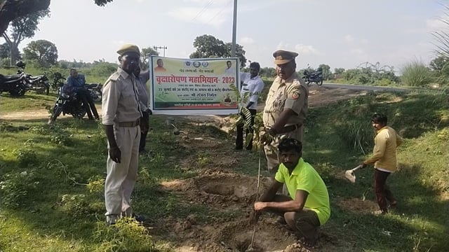 उपवन अधिकारी कुंडा के पी यादव और कर्माजीत पट्टी ग्राम प्रधान संजय निर्मल ने किया वृक्षारोपण समस्त कर्मचारी भी रहे मौजूद,