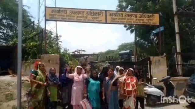 गऊघाट चिंताहरण महादेव घाट के लोग बिजली-पानी के लिए तरस रहे हैं गुस्साए लामबंद लोगों ने बिजली घर पहुंच कर किया प्रदर्शन