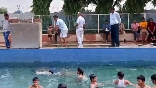 वामा सारथी के द्वारा बच्चों को स्विमिंग पूल में दिया गया तैराकी प्रशिक्षण