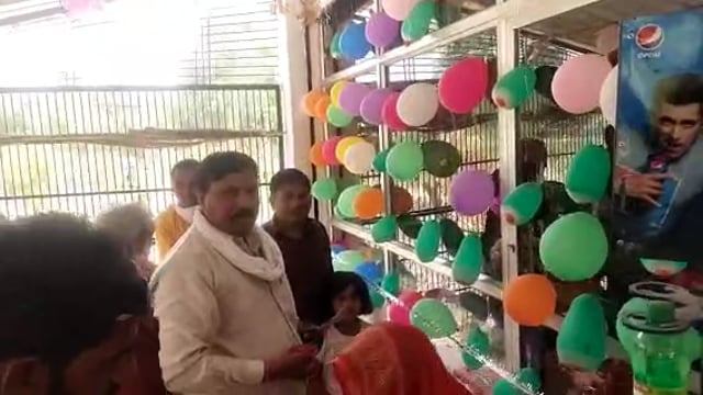 प्रतापगढ़ जिले की बिहार ब्लॉक के सिया ग्राम सभा के प्रधान प्रतिनिधि रामकुमार यादव ने फीता काटकर किया दुकान का उद्घाटन,