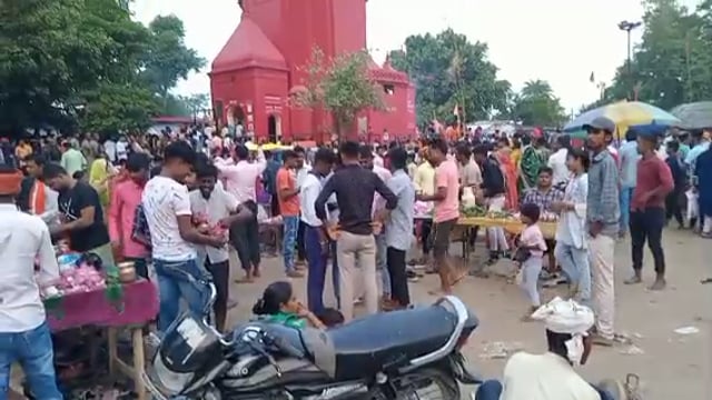 वजीरगंज के बालेश्वर नाथ मंदिर पर मलमास के पहले सोमवार को भारी संख्या में श्रद्धालुओ ने किया जलाभिषेक, मुस्तैद रहीं पुलिस