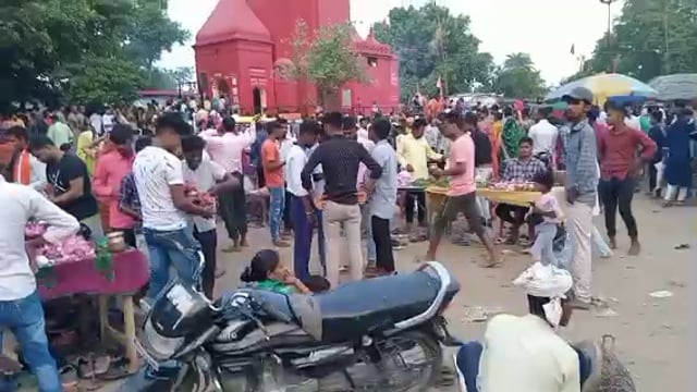 वजीरगंज के बालेश्वर नाथ मंदिर पर मलमास के पहले सोमवार को भारी संख्या में श्रद्धालुओ ने किया जलाभिषेक, मुस्तैद रहीं पुलिस