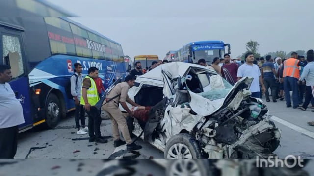 यमुना एक्सप्रेस वे पर भीषण हादसा कार में सवार घायलों को बचा रहे युवकों को बस ने रोदा एक महिला सहित पांच की दर्दनाक मौत