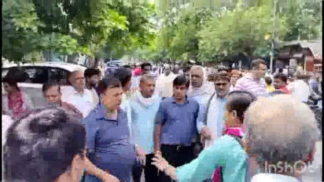 पुत्र वधू ने ससुर पर बरसाई चप्पल एक दूसरे पर लगाए आरोप कौन झूठ कौन सच वीडियो वायरल