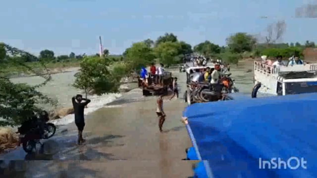 यमुना नदी में फिर जल स्तर बढ़ा शेरगढ़ नौझील रोड पर आया बाढ़ का पानी रोड हुआ जलमग्न जान हथेली पर लेकर निकल रही है लोग
