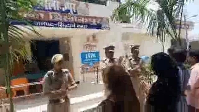 अपनी फरियाद लेकर थाने पर आए फरियादियों का त्रिलोकपुर पुलिस द्वारा किया गया स्वागत
