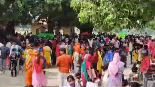 सावन के तीसरे सोमवार को बउरहवा बाबा मंदिर पर श्रद्धालुओं की उमड़ी भीड़, किया जलाभिषेक