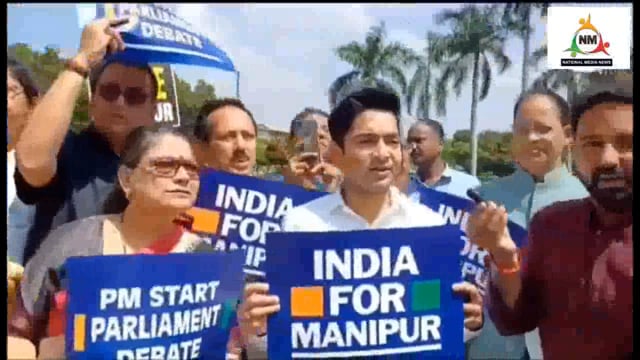 সংসদে গান্ধী মূর্তি পাদদেশে বিক্ষোপে তৃণমূল কংগ্রেসের সাধারণ সম্পাদক অভিষেক বন্দ্যোপাধ্যায়,