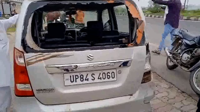 कैंटर की टक्कर से क्षतिग्रस्त हुई कार, बाल बाल बचे कार सवार 