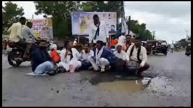 अंधे ठेकेदाराचे जिल्ह्यात वांदेच वांदे,बहुजन विकास अभियानाने केला अंधे ठेकेदाराचा फटाके फोडून निषेध