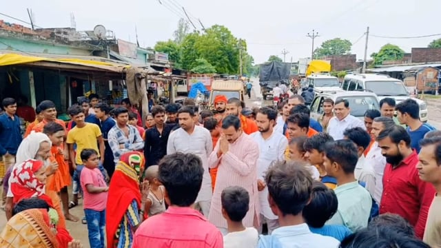 खानकोट चौराहे पर बाबा धाम जलाभिषेक करने जा रहे कांवड़ियों का पूर्व बेसिक शिक्षा मंत्री सतीश द्विवेदी ने किया स्वागत