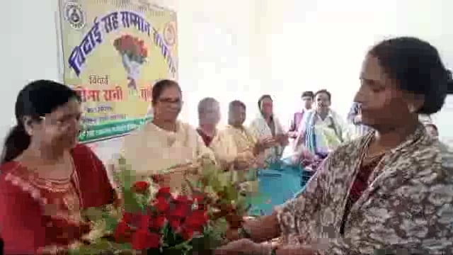 अमरपुर प्रखंड कार्यालय सभागार में आंगनबाड़ी सेविकाओं के द्वारा सीडीपीओ के विदाई सह सम्मान समारोह का किया गया आयोजन