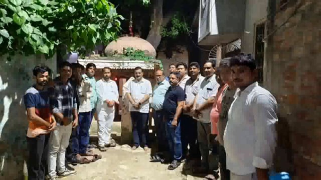 इटवा चौराहे के सुंदरीकरण,जल निकासी पेय जल प्राचीन शिव मंदिर के जीर्णोद्वार को लेकर इटवा में हुई बैठक