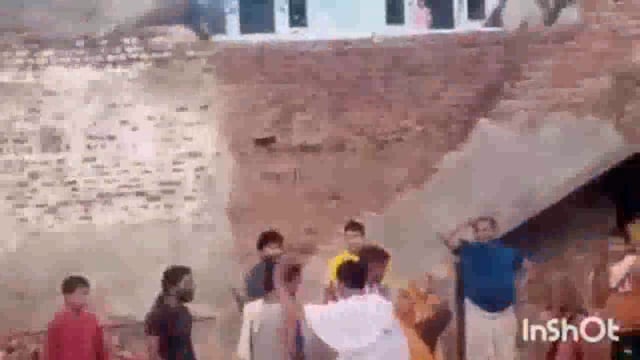 जानू में चुनावी रंजिश को लेकर ग्राम प्रधान ने चलाई खुलेआम गोलियां, वायरल वीडियो बना चर्चा का विषय।