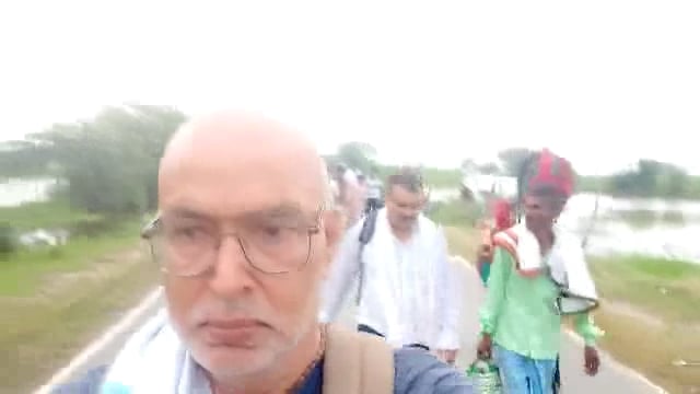 ब्रज चौरासी कोस परिक्रमा के दौरान श्रद्धालुओं के सेवा को उठे हाथ: परिक्रमंथियों की सेवा कर कमा रहे पुण्य, थिरक रहे भक्त