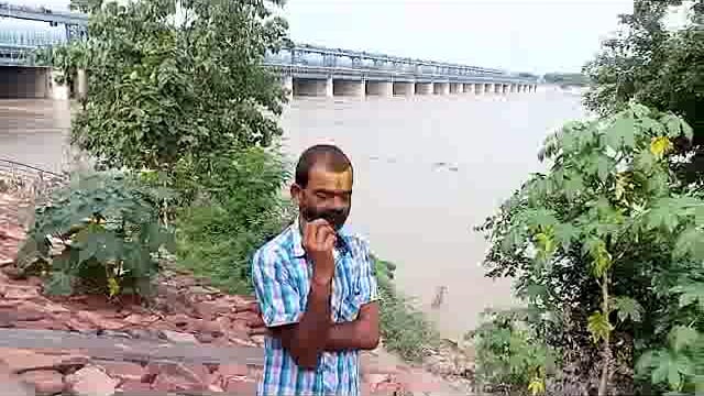 गोकुल बैराज के सखी घाट पर पहुंचे पत्रकार ने की घाट से सेवायत से वार्ता