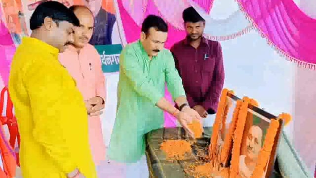 बेलवा में भाजपा द्वारा चलाया गया महासंपर्क अभियान हुई टिफिन बैठक पूर्व बेसिक शिक्षा मंत्री सतीश द्विवेदी रहे मौजूद