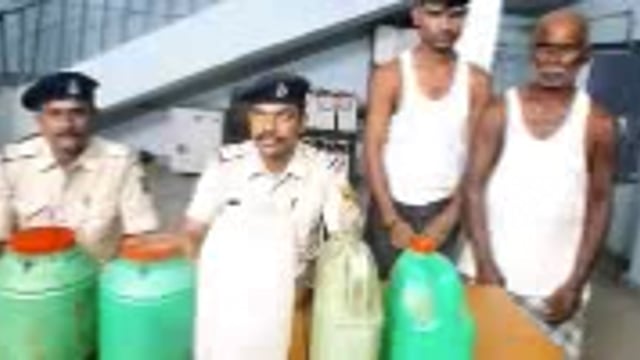 शराब कारोबारियों की अब खैर नहीं आनंदपुर ओपी पुलिस ने दो शराब कारोबारी सहित 30 लीटर महुआ शराब के साथ किया गिरफ्तार