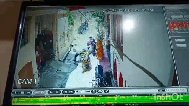 मथुरा की एक कॉलोनी में लाठी-डंडों से हुई जमकर मारपीट घटना हुई सीसीटीवी कैमरा में कैद वीडियो हुआ वायरल