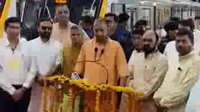 आगरा: CM योगी आदित्यनाथ ने  बटन दबाकर आगरा मेट्रो का  किया हाई स्पीड ट्रायल का शुभारंभ