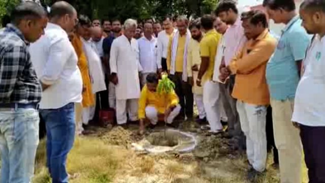 खुनियांव ब्लॉक परिसर में पूर्व बेसिक शिक्षा मंत्री सतीश द्विवेदी द्वारा किया गया वृक्षारोपण