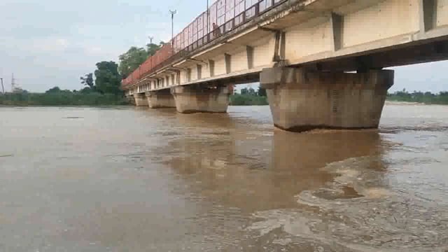 इटवा डुमरियागंज तहसील में बहने वाली राप्ती नदी का तेजी से बढ़ रहा जलस्तर पहुंचा खतरे के निशान के पास