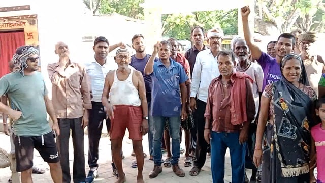 प्राथमिक विद्यालय अता नगर( बल्दीराय) के प्रधानाध्यापक के ऊपर आरोप लगाते हुए लामबंद हुए ग्रामीण वासी, प्रधानाध्यापक हटाओ,