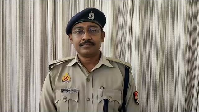 संभल के हजरत नगर गढ़ी क्षेत्र अंतर्गत अलम के जुलूस निकालते समय बिजली की चपेट में आई 4 लोग जानकारी देते एएसपी श्रीशचंद्र 