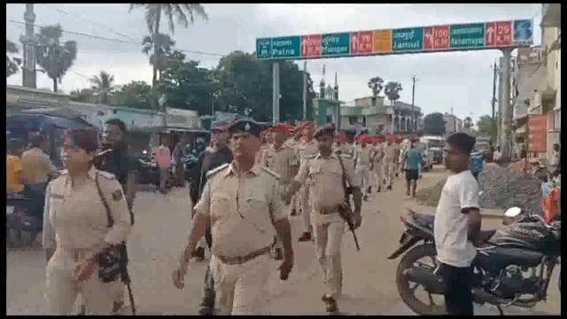 मुहर्रम पर्व में शांति व्यवस्था बनाए रखने को लेकर अमरपुर शहर में पुलिस के द्वारा निकाला गया फ्लैग मार्च