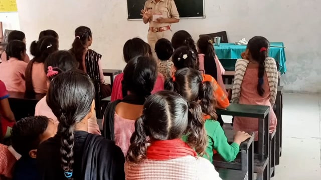 शक्ति दीदी पुलिस टीम द्वारा चलाए जा रहे अभियान के तहत ग्राम त्रिलोकपुर में छात्राओं को किया गया जागरूक