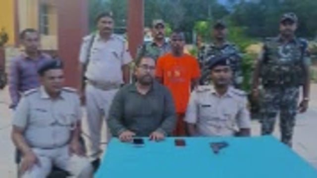 कांवरिया के भेष में सुईया एस आई मनीष कुमार चांदन सीओ आदि ने एक युवक को पिस्तौल एवं दो जिंदा कारतूस के साथ किया गिरफ्तार 