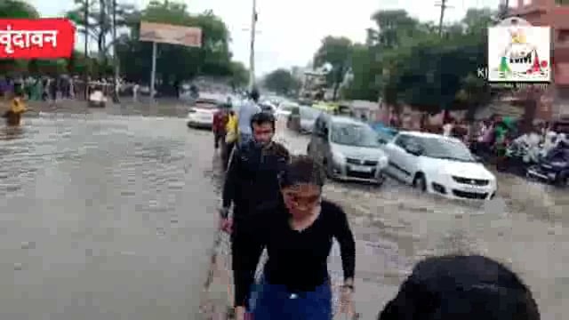   झमाझम बारिश होने से छटीकरा मार्ग नदी में हुआ तब्दील नगर निगम की खोली पोल, विद्युत पोल को पकड़ कर निकले श्रद्धालु? 