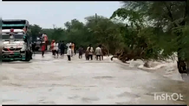 शेरगढ़ नौझील रोड पर बढ़ते नदी के जल स्तर में दो बाइक सवार बहे बमुश्किल गोताखोर व पुलिस ने बचाई जान