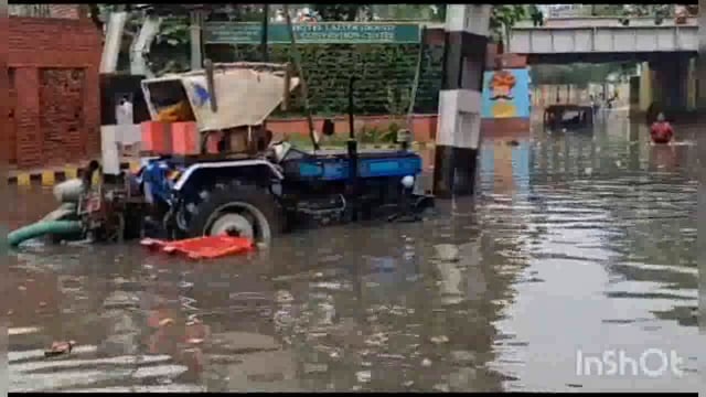 मथुरा में हुई तेज बारिश के चलते नए बस स्टैंड पुल के नीचे भरा पानी फंसी पुलिस की गाड़ी