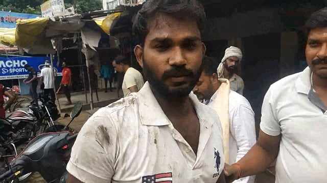 बाघराय थाना क्षेत्र के बिहार बाजार में आवारा जानवर की कुएं में गिरने पर शिव कुमार यादव ने बचाया,