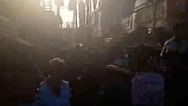 धूल नगाड़े बजाते और मात में जुलूस निकालते लोग