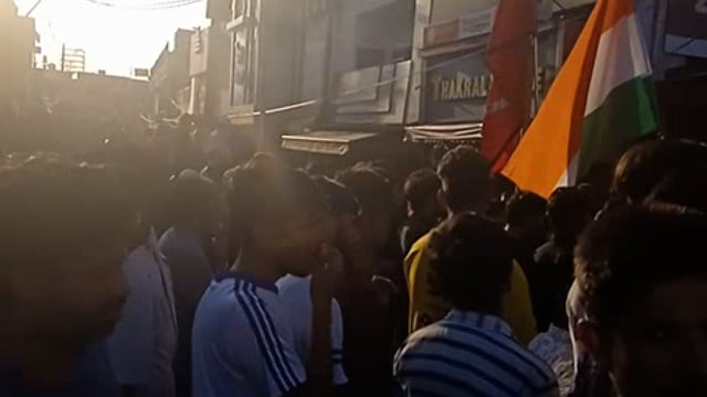 झंडे को साथ लेकर माध्यमिक जुलूस निकालते लोग आज जुलूस में तिरंगा झंडा भी दिखाई दिया