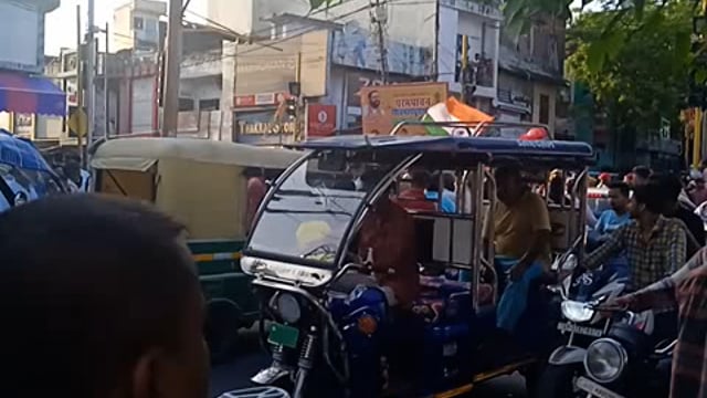 वार्डन और पुलिस प्रशासन के द्वारा ट्रैफिक को कंट्रोल किया जा रहा है पुलिस प्रशासन अच्छी तरह से मुस्तैद है