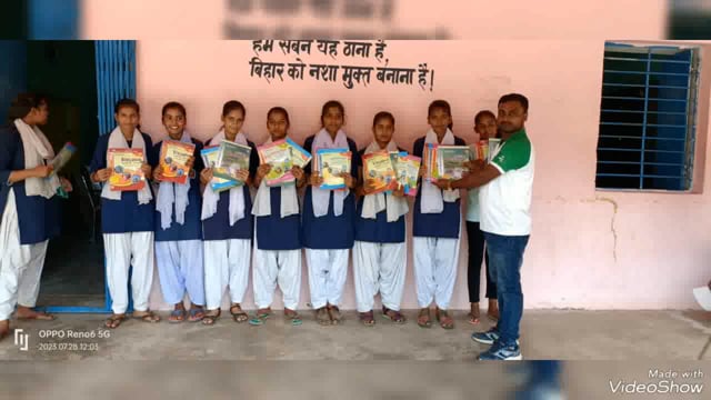 स्कूल में अधिक उपस्थित रहने वाले छात्र छात्राओं को किया गया सम्मानित