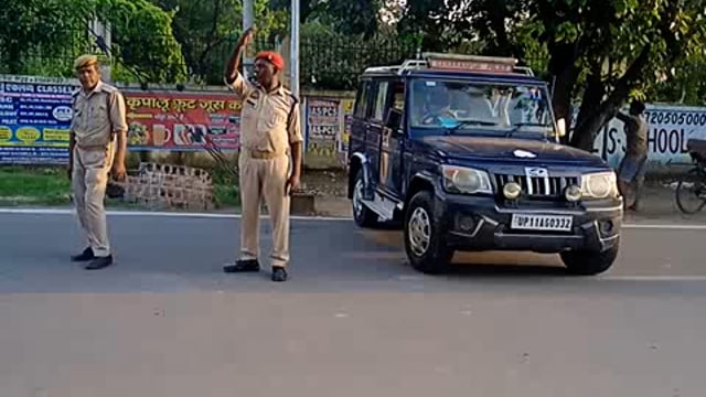 घड़ी मनी नूर बस्ती की पुलिया पर मुस्कान पुलिस ट्रैफिक को कंट्रोल करते हुए