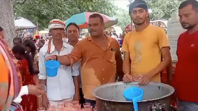 सहतवार स्तिथ चैंनराम बाबा मंदिर परिसर में आयोजित यज्ञ में युवा समाज सेवी बब्लू सिंह ने लोगो की सेवा में लगाई शर्बत स्टाल