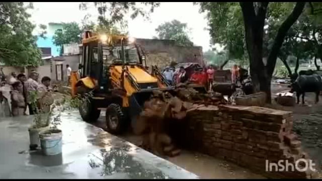 डीएम के आदेश पर इटोरा गांव में चला बुलडोजर रास्ते से हटाए गए अतिक्रमण