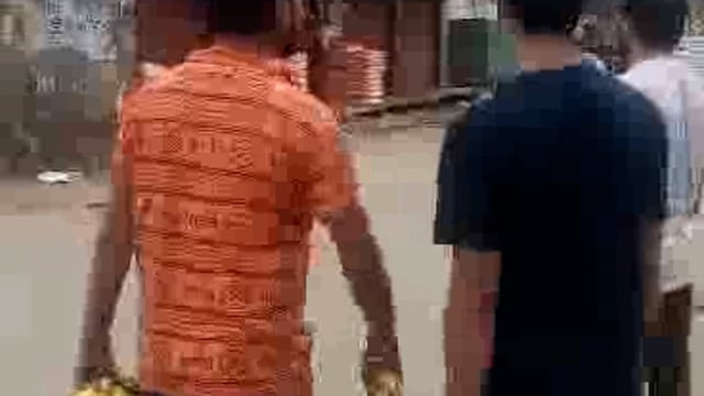 ब्रज चौरासी कोस परिक्रमा देने वालों  के लिए फल वितरित किए गए