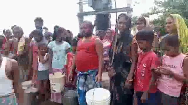 भिखनपुर पंचायत के वार्ड संख्या 6 में पेयजल का दंश झेल रहे ग्रामीणों का फूटा आक्रोश ,मुखिया व विभाग के खिलाफ की नारेबाजी