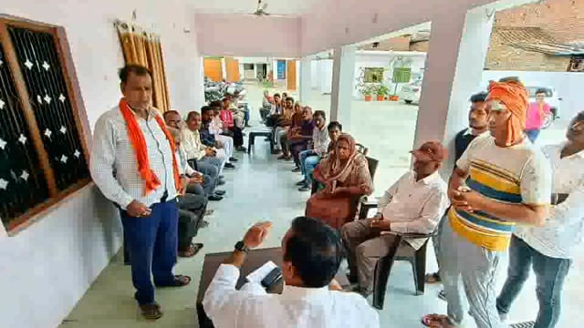 पूर्व बेसिक शिक्षा मंत्री सतीश द्विवेदी ने शनिचरा स्थित अपने आवास पर क्षेत्र कि आई जनता जनार्दन की सुनी समस्या