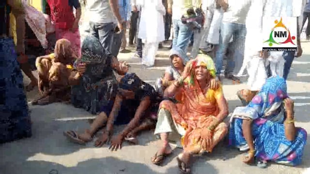 छात्र के लापता होने पर गुस्साए परिजनों ने वृंदावन पानीगांव रोड किया जाम, पुलिस पर कार्यवाही ना करने के लगाए गंभीर आरोप।